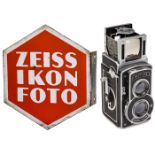 Emailleschild "Zeiss Ikon" und Ikoflex III, um 19391) Emailleschild Zeiss Ikon, beidseitig, 29 x