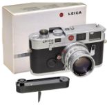 Leica M6 mit Summicron 2/5 cm und "Rapidwinder", um 1995Leica, Solms. 1) Leica M6, Nr. 2174984.