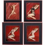 4 Marilyn-Monroe-Photographien von Tom KellyAktphotographien auf rotem Samt, sitzend und liegend,