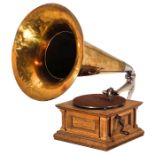 Trichtergrammophon "HMV Monarch", 1904Gut erhaltenes Gerät der "Deutschen Grammophon Aktien