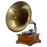 Trichtergrammophon Astephon, um 1912August Stukenbrok, Einbeck. Helles Nußbaumgehäuse,