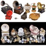 Dekorations-Grammophone und Souvenir-Spieldosen1) 50 Grammophone für Setzkasten, Porzellan, Keramik,