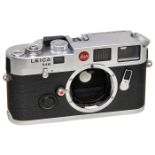 Leica M6, um 1987Leitz, Wetzlar. Nr. 1713331, frühes Modell, noch mit rotem Leitz-Logo und