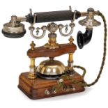 Tischtelephon L.M. Ericsson Modell BC 2050, um 1892Schwedisches Haustelephon, Nußbaum, vernickelte