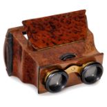 Geschwungenes Stereoskop 8,5 x 17 cm, um 1870Unbenannt. Stereoskop für Stereokarten und Stereodias