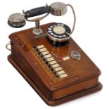 Französische Telephonzentrale, um 1928Grammont, Paris. Mahagonigehäuse, 10 interne Verbindungen,