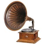 Trichtergrammophon His Master's Voice, 1913 The Gramophone Company Ltd., London. Eichengehäuse mit