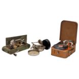 3 Miniatur-Grammophone, um 19351) Taschen-Phonograph Mikiphone, System Vadász, Schweiz, Schalldose