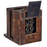 Visitenkartenkamera, um 1870Vermutlich Deutschland. Dunkles Holz, 19 x 25 x 26 cm, Fokussierung über