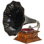 Trichter-Grammophon HMV, um 1915His Master´s Voice. Eichengehäuse mit Original-HMV-Aufkleber,