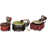 3 kleine deutsche Grammophone mit Metallgehäusen, um 19251) Grammophon "Nirona" mit Kindermotiven,