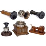 Telephonhörer und Mikrophone, ab 1877 1) 2 Bell-Typ-Telephonhörer, in Stempelform, mit einpoligen