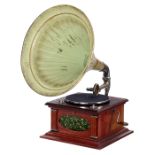 Trichtergrammophon, um 1914 Mahagonifarbenes Holzgehäuse, Front mit grüner Re-lief-Glascheibe,