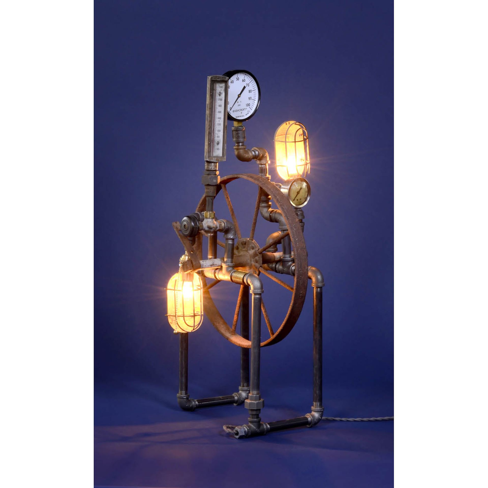 Original-"Steampunk"-Lampe Zeitgenössische industrielle Skulptur aus Zifferblättern, Ventilen,