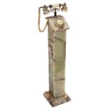 Italienisches Onyx Standtelephon, um 1960 Höhe 86 cm, mit Wählscheibe. Start Price: EUR 120