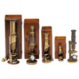 5 Messingmikroskope 1) Trommelmikroskop, England, unbezeichnet, um 1860, konkaver Spiegel, 1 Okular,