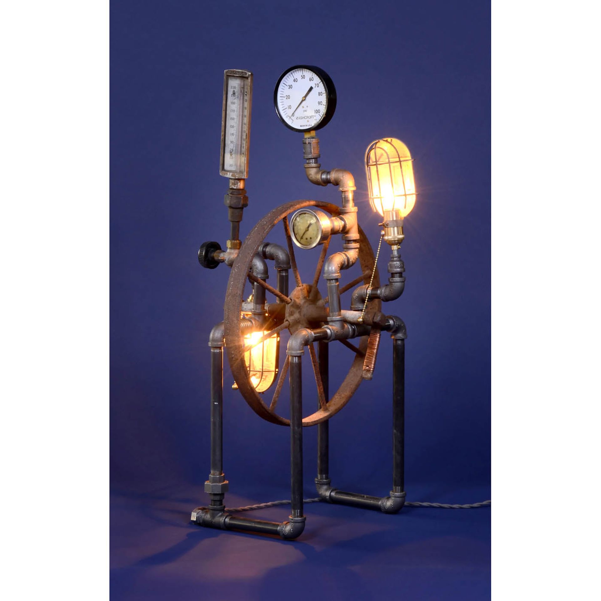 Original-"Steampunk"-Lampe Zeitgenössische industrielle Skulptur aus Zifferblättern, Ventilen, - Image 2 of 3