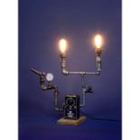 Original-"Steampunk"-Lampe Zeitgenössische industrielle Skulptur aus Manometern, Ventilen, einem