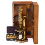 Frühes Berliner Messingmikroskop von Schieck, um 1880 Friedrich Wilhelm Schieck, Berlin. Nr. 4009,