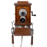 Wandtelephon M 93, um 1900 Gehäuse-Nr. 879, Nußbaumgehäuse, beweglicher Mi-krophonträger mit Kohle-
