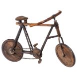 Kinderfahrrad, um 1900 Selbstbau, Holzräder und -rahmen, Metallreifen, Ø 31 cm, Kettenantrieb. Start