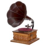 Kleines HMV-Trichtergrammophon, um 1914 Deutsche Grammophon Aktien-Gesellschaft. Geschnitztes