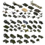 61 Militärfahrzeuge aus Gußmetall, um 1960-70 Dinky Toys und Dinky Supertoys. 1) 884, Brockway-