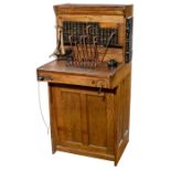 Western-Electric-Telephonzentrale, um 1905 USA, Standmodell, Eichengehäuse, Maße 69 x 70 x 141 cm,