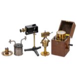 Physikalische Laborinstrumente und 2 Elektromotoren 1) Lummer-Brodhun-Photometer, zur Berechnung der