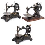 3 gußeiserne Nähmaschinen mit Handkurbelantrieb 1) 2 x William Taylor's Patent, USA, um 1875,