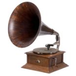 HMV-Grammophon mit Holztrichter, um 1918 Eichengehäuse, Plattenteller Ø 25 cm, doppelter