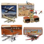 4 Flugzeug-Spielzeuge, um 1955 1) Hoch & Beckmann, Nr. 724, Deutschland, Flughafen mit Tower,