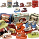 31 Kindernähmaschinen, 1950er-70er Jahre Batteriebetrieben oder Handkurbelantrieb. 1) Little