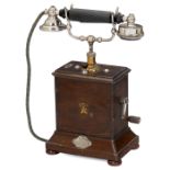 Ericsson-Tischtelephon, hergestellt in Moskau, um 1910 L.M. Ericsson, Rußland. Metallgehäuse mit