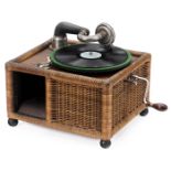 Wicker-Picnic-Grammophon, um 1920 Englisches Reisegrammophon, Gehäuse aus Weidengeflecht,