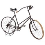 Kreuzrahmen-Fahrrad, um 1895 Hersteller unbekannt, Metallrahmen, gefederter Ledersattel, Petroleum-