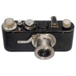 Leica I (Modell A), um 1930 Leitz, Wetzlar. Nr. 49618, mit Elmar 3,5/50 mm. Die Kamera befindet sich