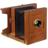 Atelierkamera mit "Plasticca"-Objektiv, um 1920 1) Deutschland. Atelierkamera für 24 x 24 cm,