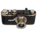 Leica I (Modell A), um 1928 Leitz, Wetzlar. Nr. 9943, mit Elmar 3,5/50 mm. Pilzförmiger Auslöser mit