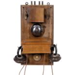 Fernsprech-Wandapparat mit Kohlenwalzen-Mikrophon, um 1885 Unbezeichnet, Nußbaumgehäuse,