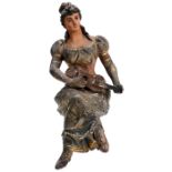 Jahrmarktorgelfigur, um 1910 Sitzende Gitarrenspielerin, mit weitem Rock, Bluse und Mieder,