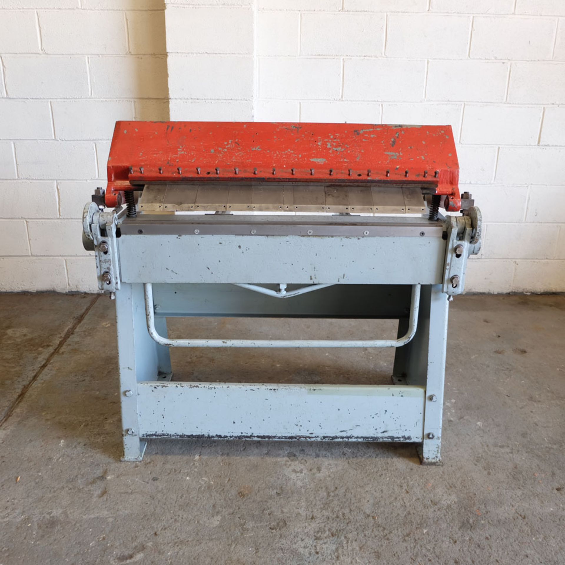 Edwards Manual Box & Pan Folder. Capacity: 3ft x 18swg.