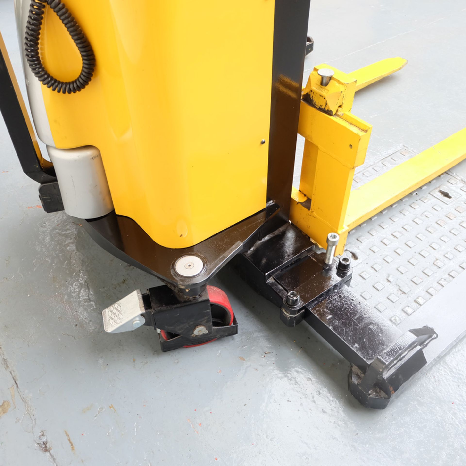 PTW Type Spmiow Pedestrian Hydraulic Pallet Lift Truck With ADJ Outriggers. - Image 5 of 12