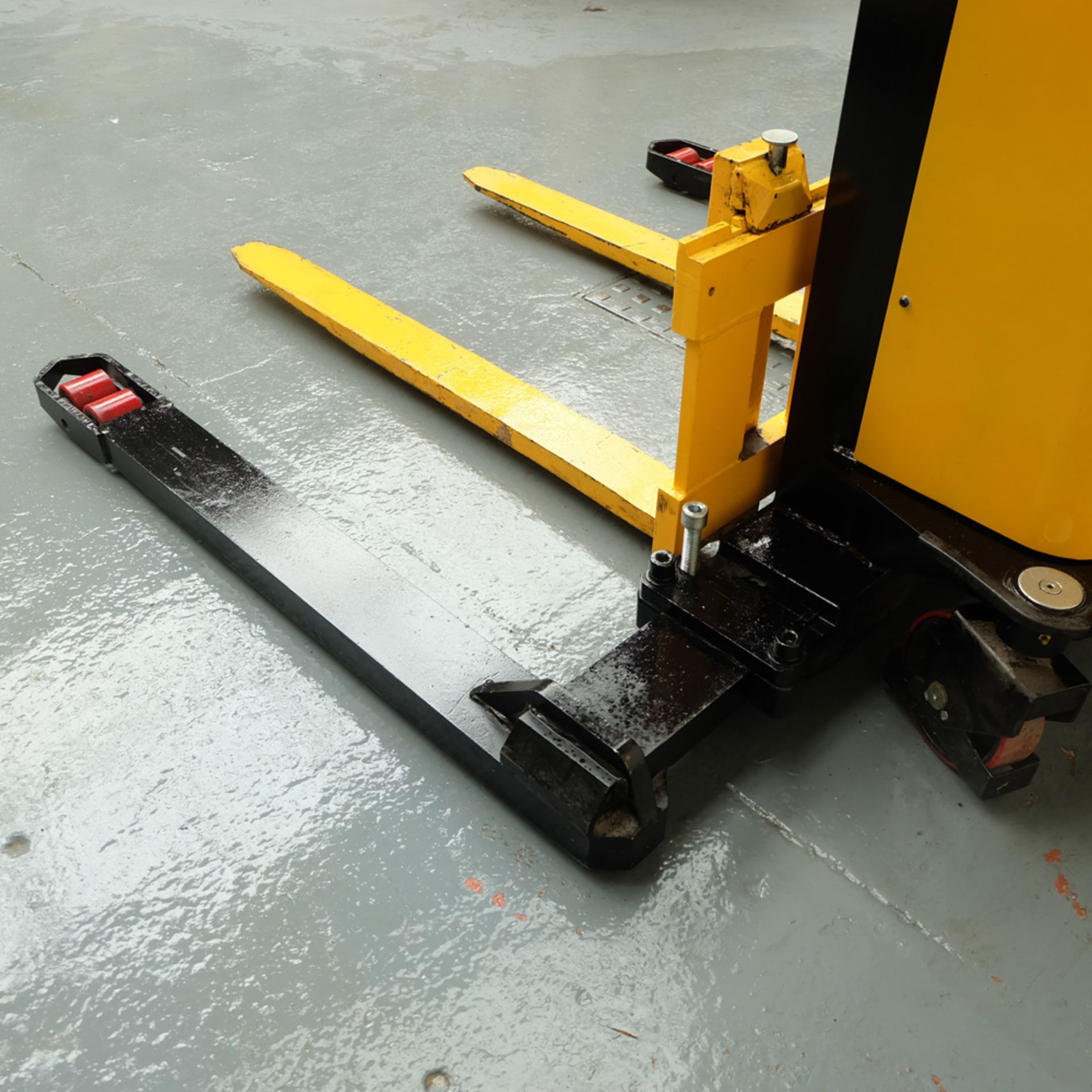 PTW Type Spmiow Pedestrian Hydraulic Pallet Lift Truck With ADJ Outriggers. - Image 6 of 12