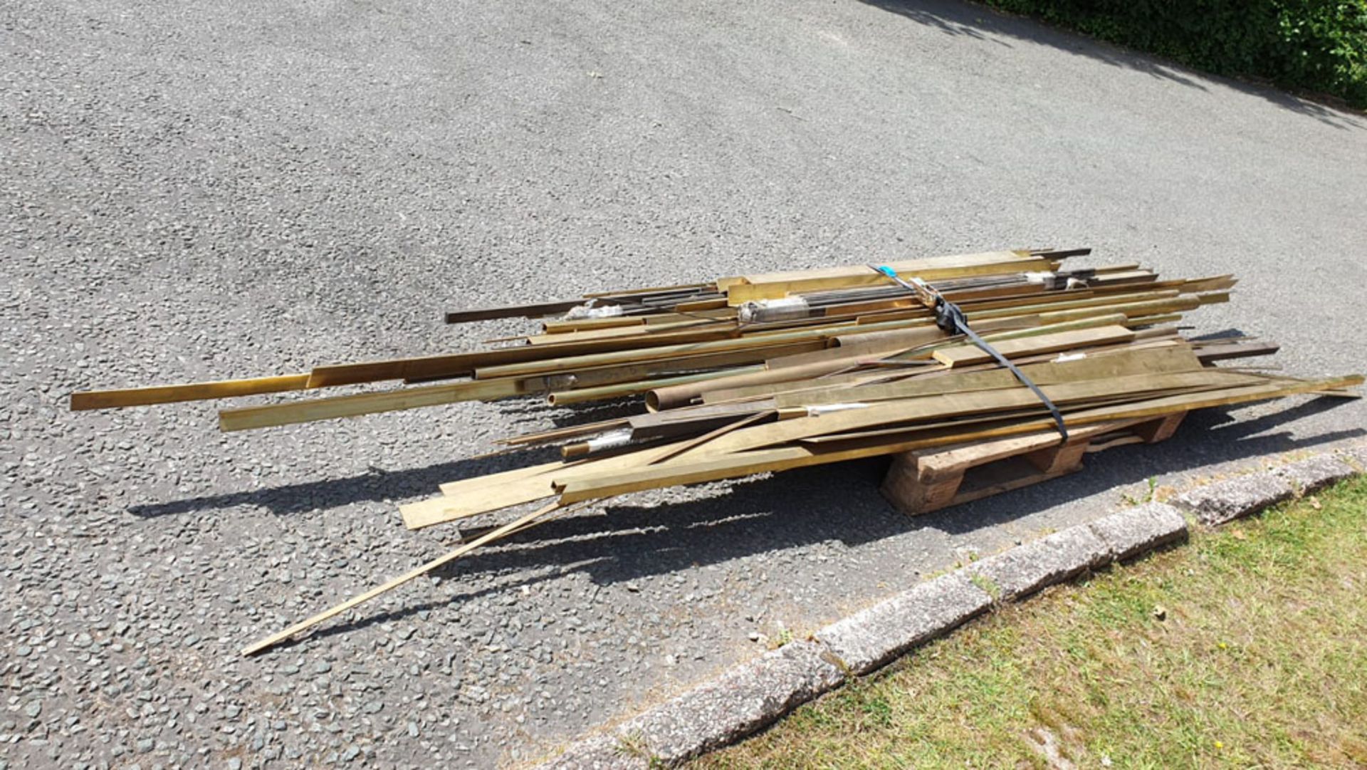 Quantity of Brass Lengths. Includes Box Section, Tube, Various Round and Flat Bar, Angle, Etc. - Image 9 of 9