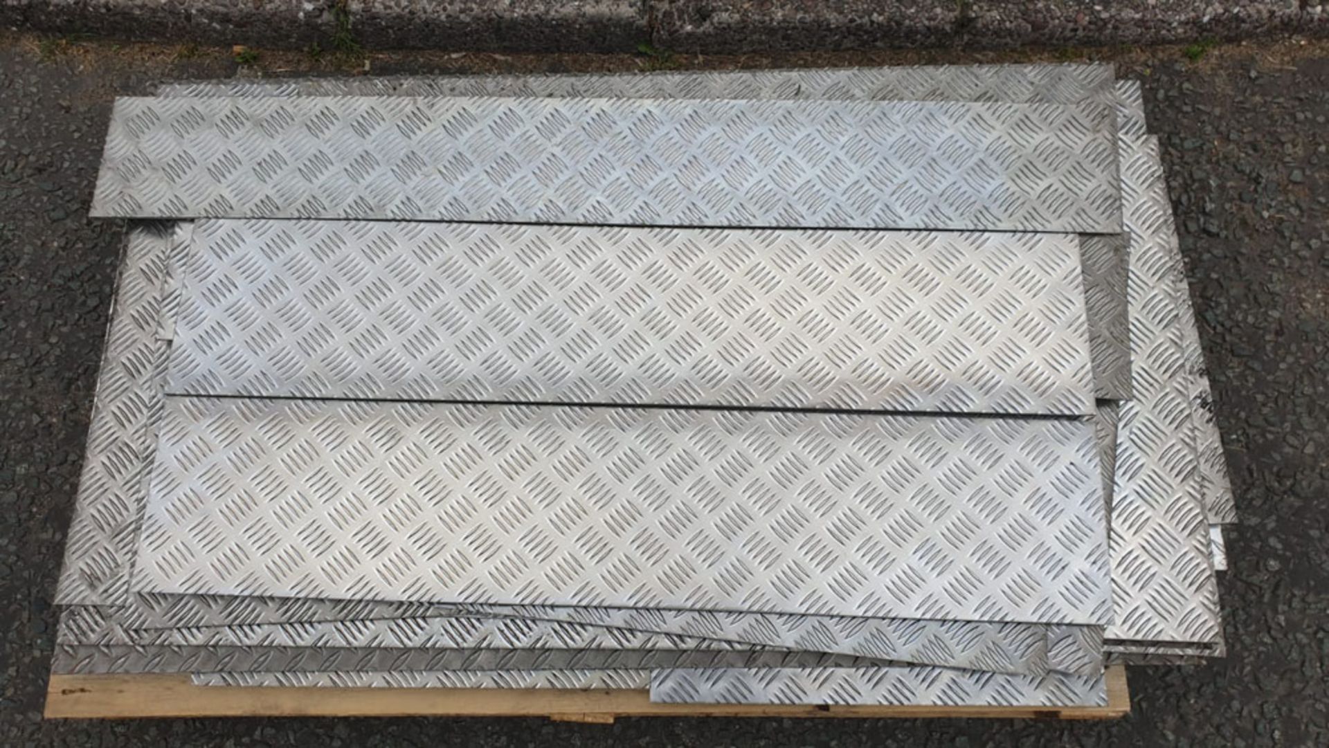 Lot of Several Aluminium Chequer Plate Off Cuts. Various Sizes and Thicknesses. - Image 2 of 4