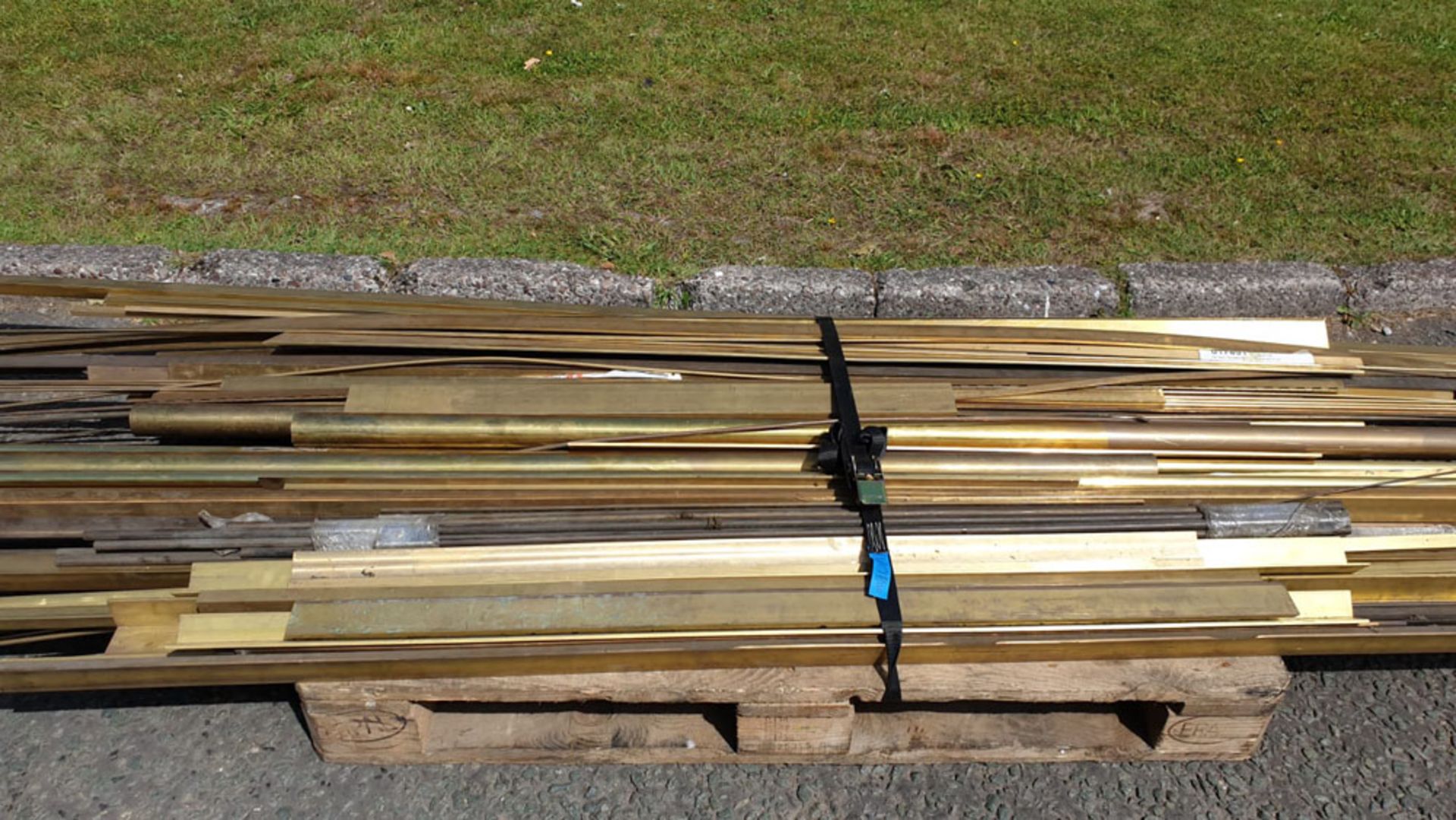 Quantity of Brass Lengths. Includes Box Section, Tube, Various Round and Flat Bar, Angle, Etc. - Image 7 of 9