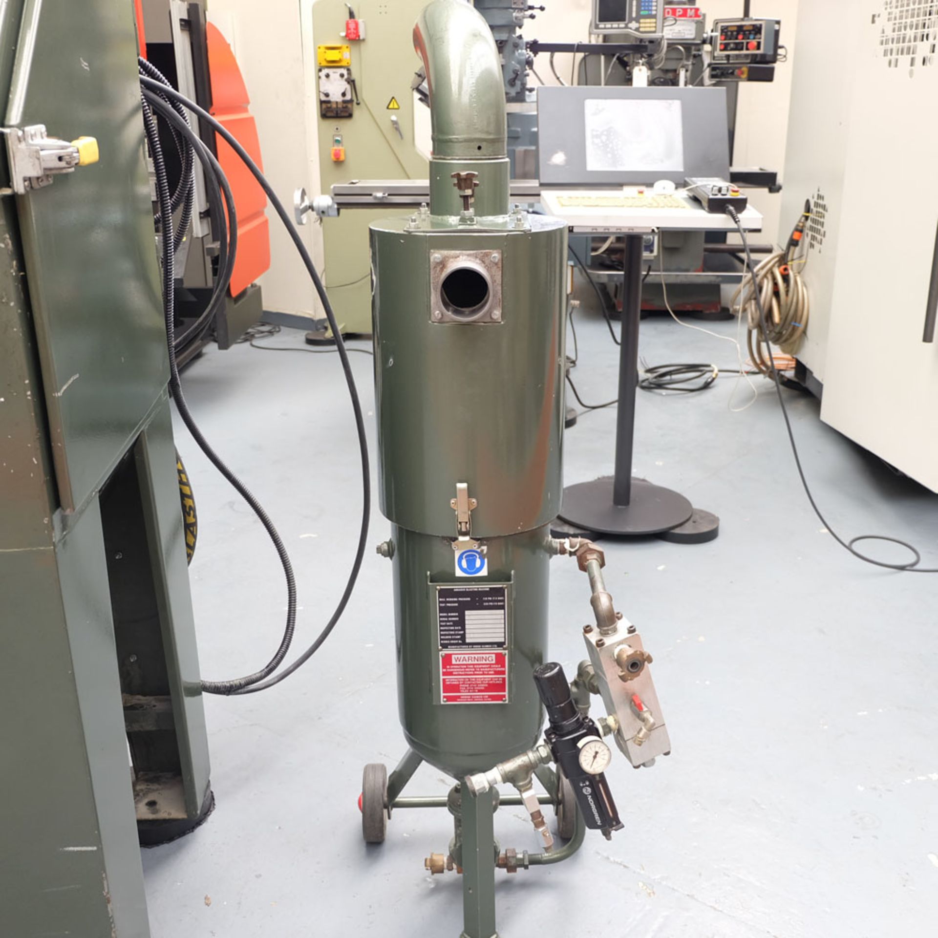 Hodge Clemco Enviraclean Type IND 800 Comp XL Pressure Blast Cabinet. - Image 8 of 10