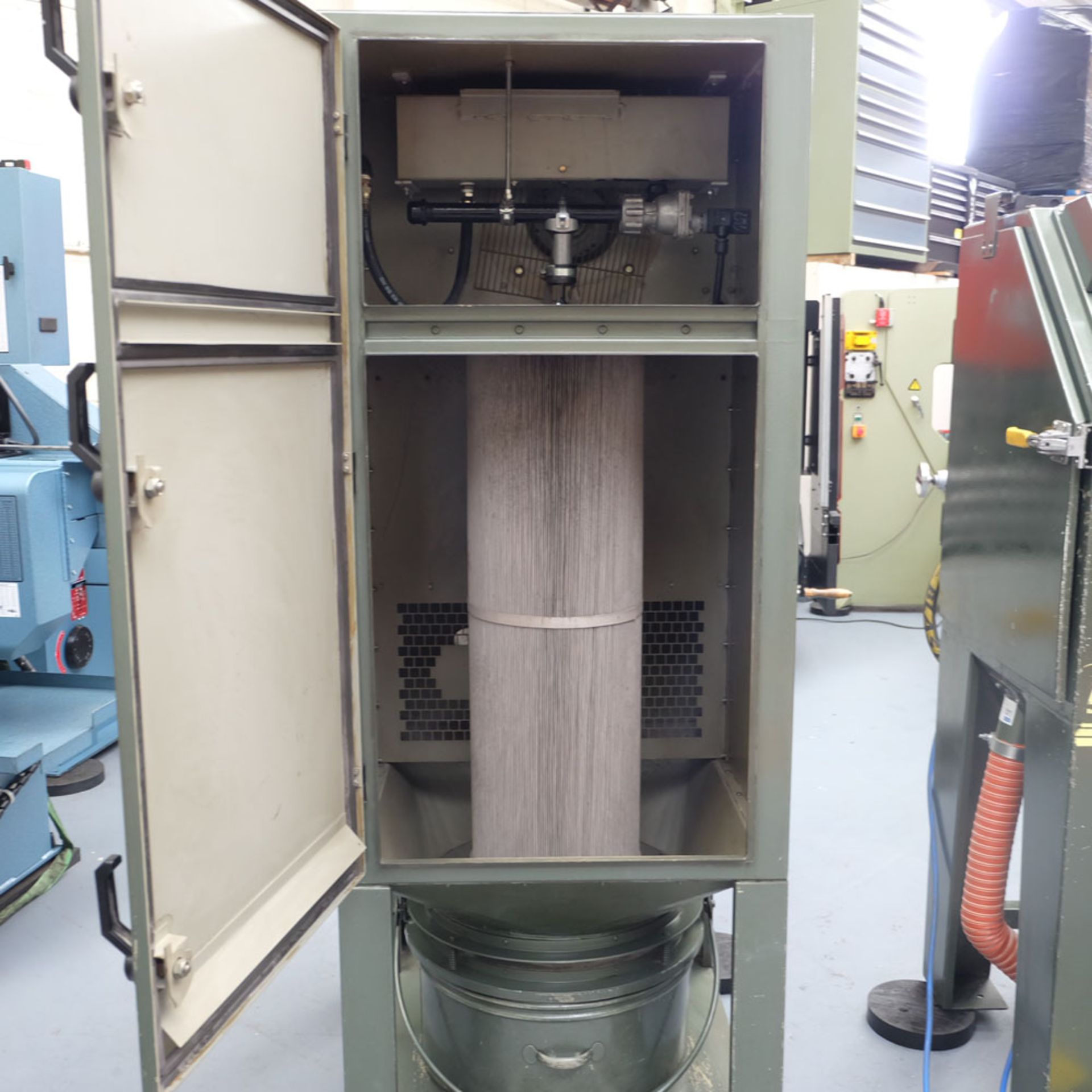 Hodge Clemco Enviraclean Type IND 800 Comp XL Pressure Blast Cabinet. - Image 7 of 10