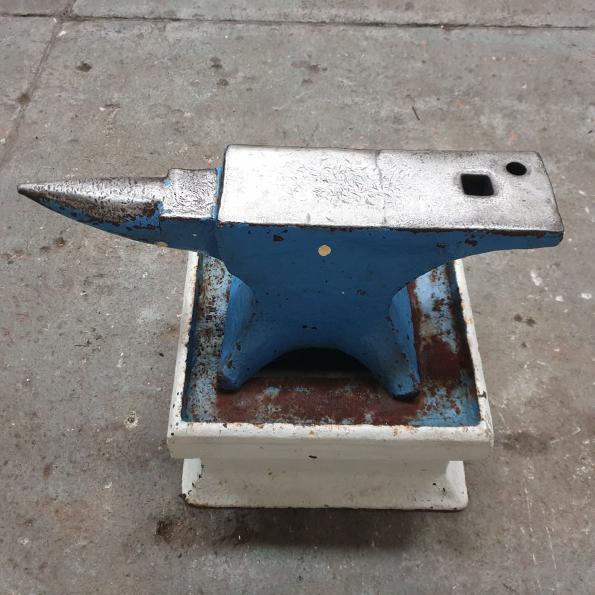 Blacksmiths Anvil on Cast Iron Stand. - Image 5 of 5
